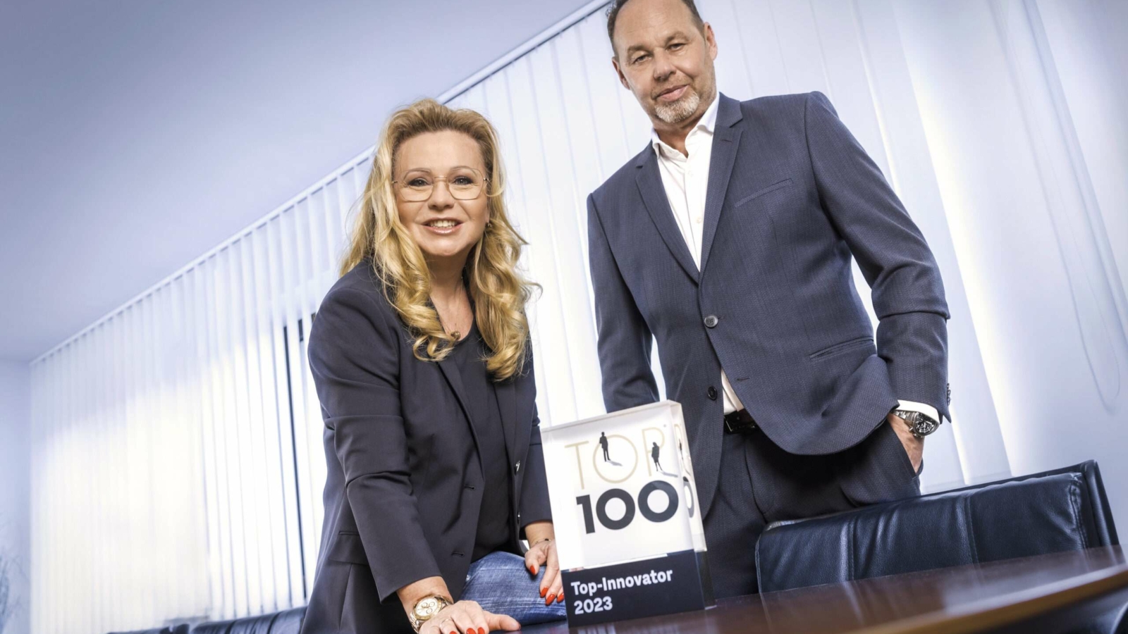 Image-Bild von Nicole & Oliver Simon posiert mit TOP-Innovator 2023 -Auszeichnung für SK UV Gele