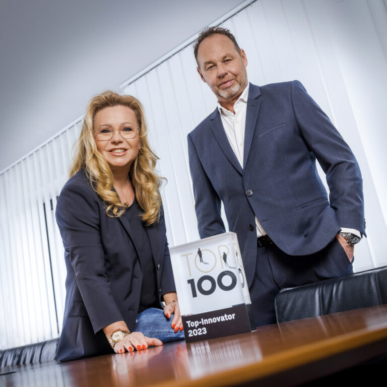 Image-Bild von Nicole & Oliver Simon posiert mit TOP-Innovator 2023 -Auszeichnung für SK UV Gele