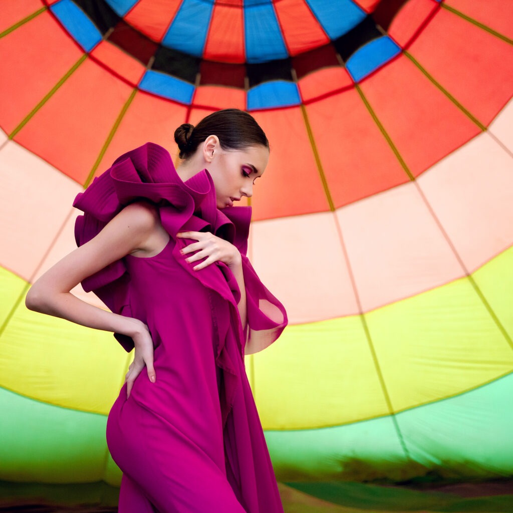 portrat-eines-jungen-madchens-einem-purpurroten-kleid-mit-einem-aerostaten