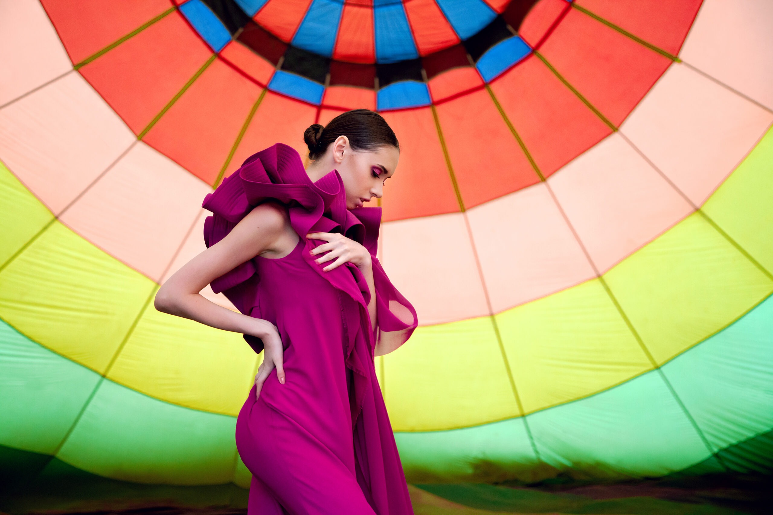 portrat-eines-jungen-madchens-einem-purpurroten-kleid-mit-einem-aerostaten